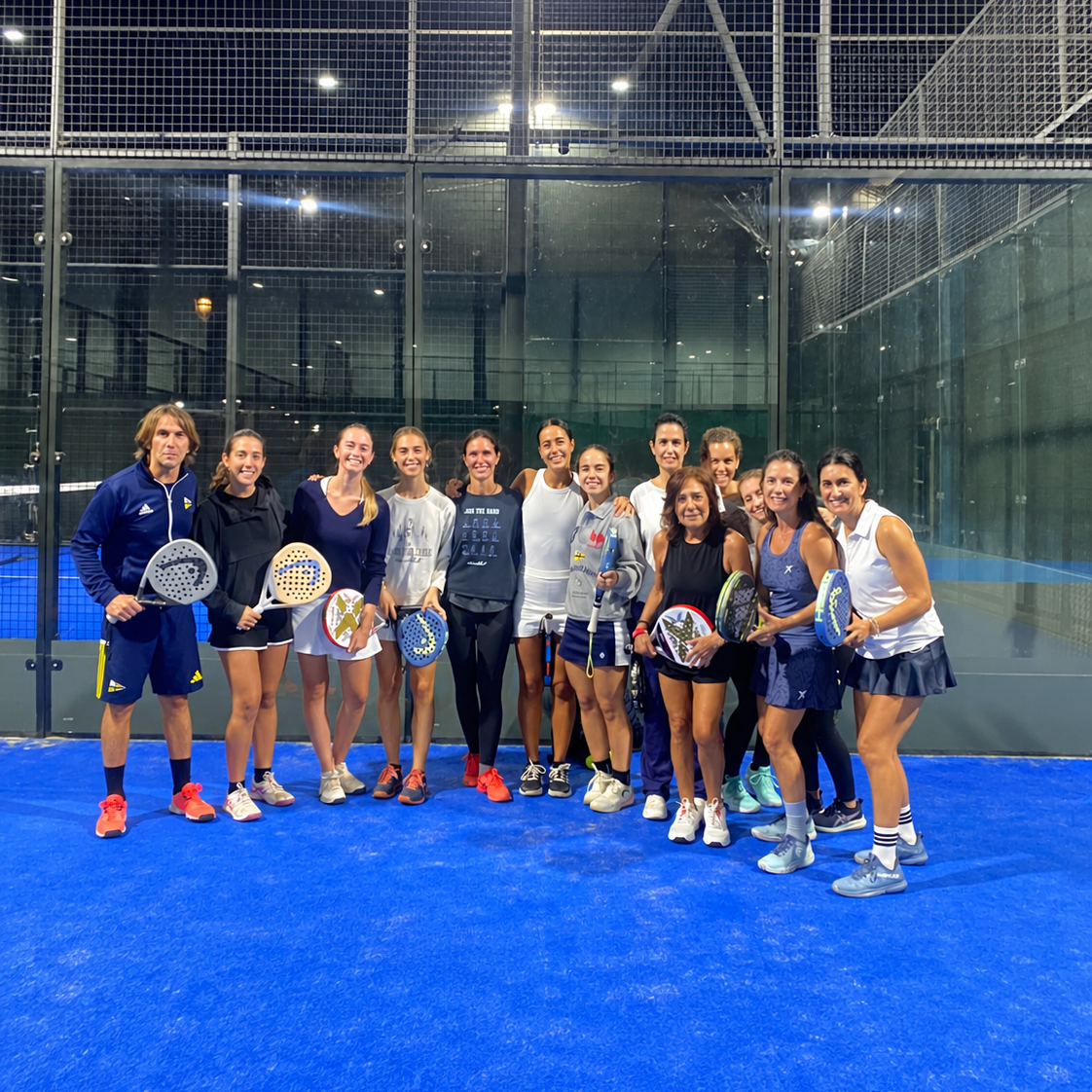 Equipo de pádel bajo las luces