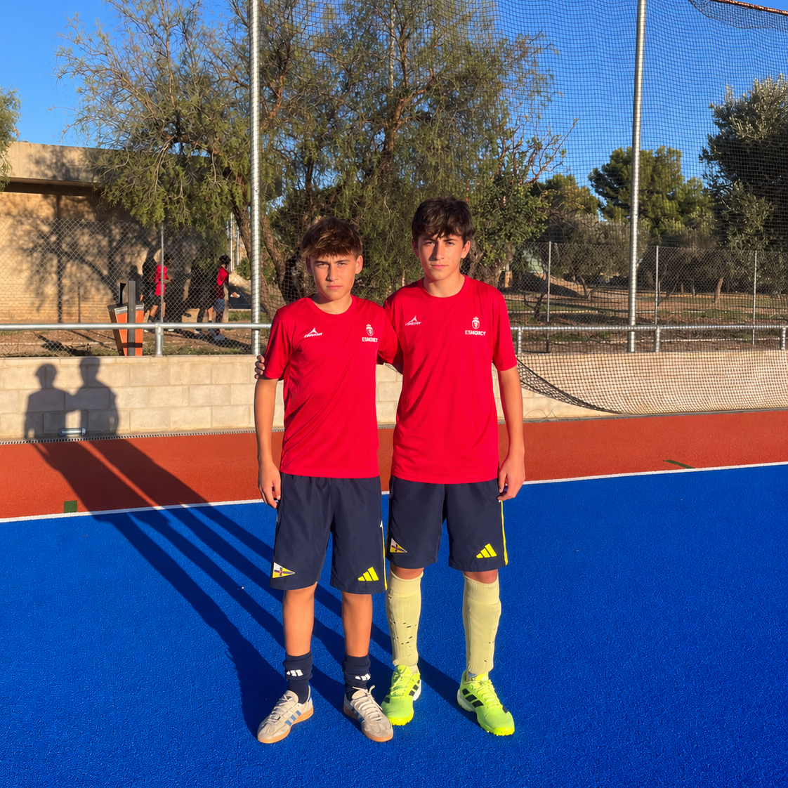 Jóvenes futbolistas en el campo azul