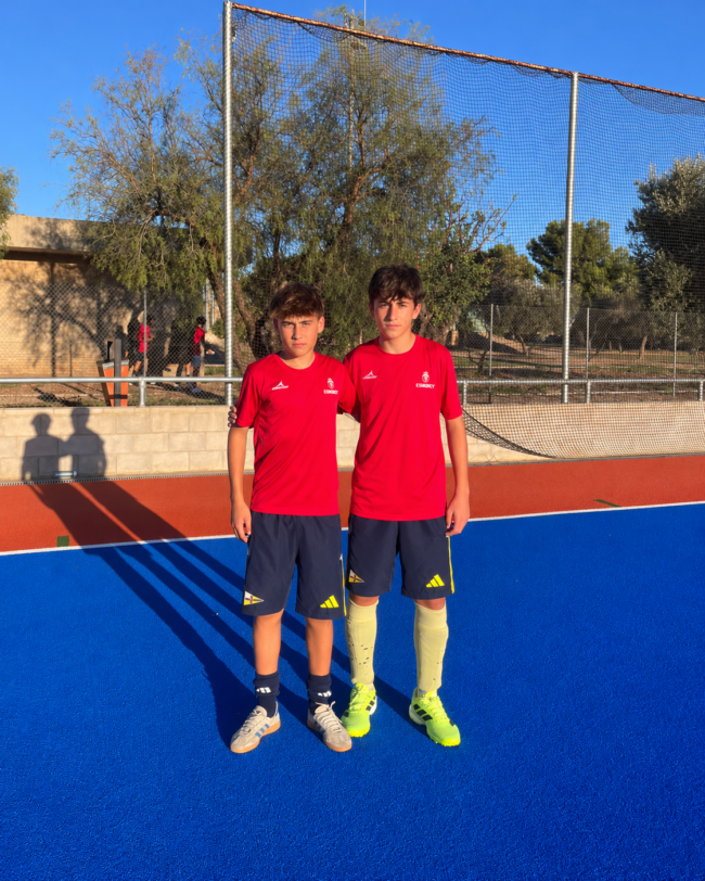 Jóvenes futbolistas en el campo azul